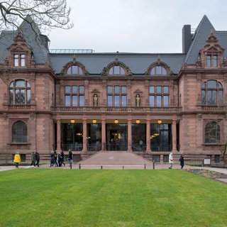 Stadthalle von hinten, davor der neue Montpellierplatz
