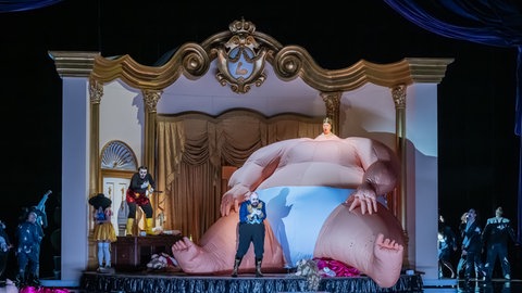 Szene aus Monster's Paradise aber der Staatsoper Hamburg