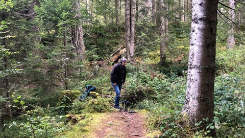 Biologin Sandra Müller im Wald