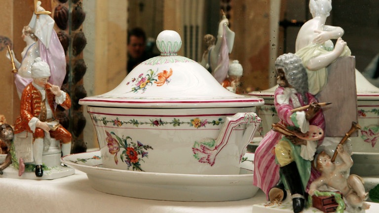 Suppenterrine - Das Porzellan wurde 1796 im Auftrag des Königs Friedrich Wilhelm II. bestellt und kurz darauf nach Schloss Charlottenburg geliefert.