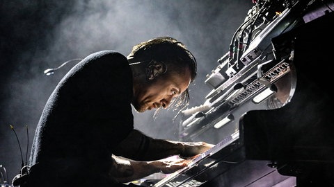 Der italienische Musiker Dario Faini, bekannt als Dardust, am Klavier, 2025