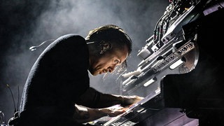 Der italienische Musiker Dario Faini, bekannt als Dardust, am Klavier, 2025