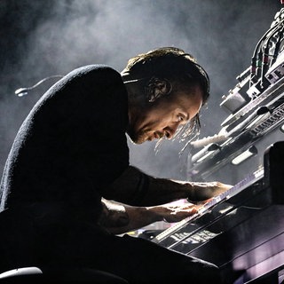 Der italienische Musiker Dario Faini, bekannt als Dardust, am Klavier, 2025