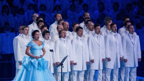 Anna Netrebko und Chor beim Singen bei der Eröffnungsfeier der Olympischen Winterspiele 2014