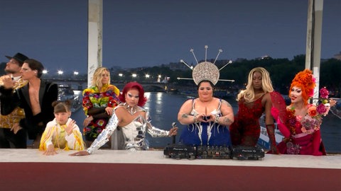 Drag Queens stellen ein Gemälde bei den Olympischen Spielen 2024 in Paris nach