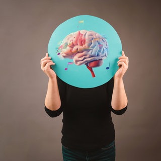 menschliches Gehirn mit Musiknoten