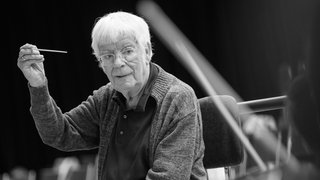 Schwarz-weiß-Foto von Helmuth Rilling beim Dirigieren in Stuttgart. Der Chorleiter starb am Mittwoch. 