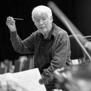 Schwarz-weiß-Foto von Helmuth Rilling beim Dirigieren in Stuttgart. Der Chorleiter starb am Mittwoch. 