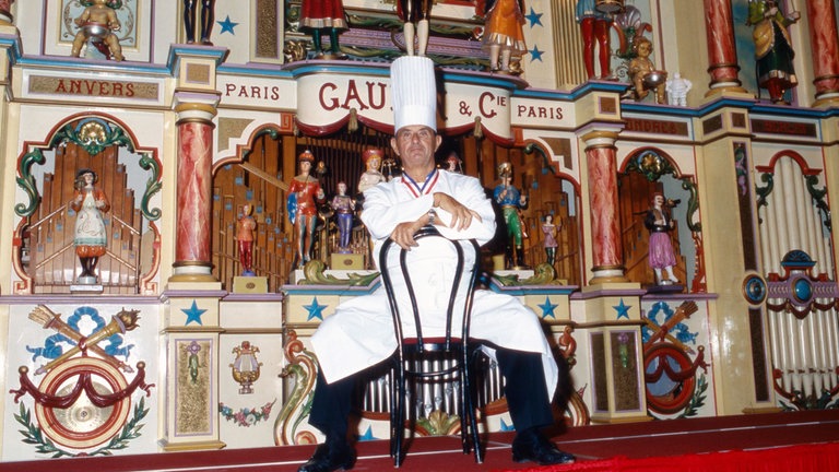 Der französische Sternekoch Paul Bocuse in seinem Restaurant in Collonges-au-Mont-d'Or, Frankreich 1995. 