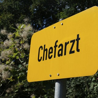 Ein Schild mit der Aufschrift "Chefarzt"