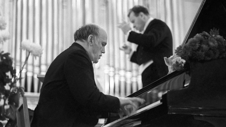 Der sowjetische Pianist Swjatoslaw Richter spielt im Großen Saal des Moskauer Tschaikowsky-Konservatoriums, begleitet vom Staatlichen Symphonieorchester unter der Leitung von Jewgeni Swetlanow. (Moskau, 12.09.1967)