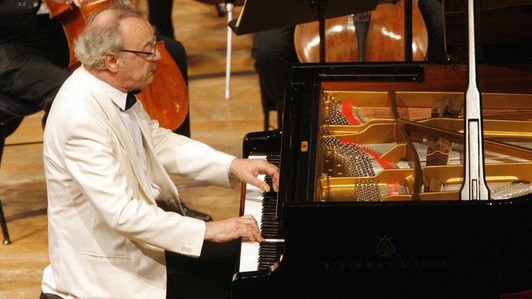 Alfred Brendel beim Klavierspiel mit dem niederländischen Koninklijk Concertgebouworkest Orchester im Rahmen des Lucerne Festivals in Luzern, Schweiz. (05.09.2006)