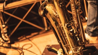 Ein Saxophon auf einer Bühne