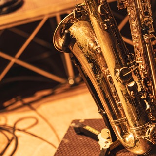 Ein Saxophon auf einer Bühne