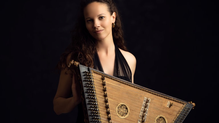 Salterio-Spielerin Franziska Fleischanderl