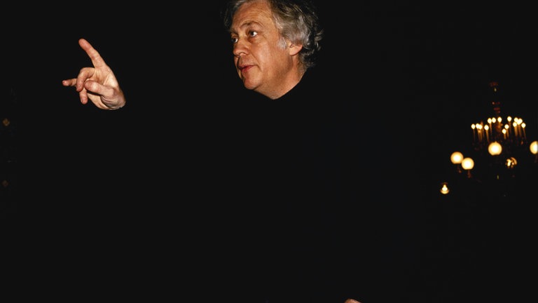 Gilbert Amy am Dirigentenpult. Foto, 1992.