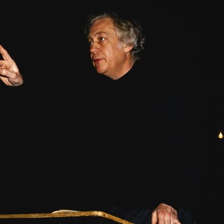 Gilbert Amy am Dirigentenpult. Foto, 1992.