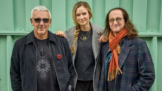 Gitarrist und SängerBassist der Band Rush mit der deutschen Schlagzeugerin Anika Nilles
