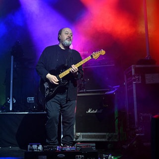 Mitgründer und bis heute Gitarrist der Band: Steve Rothery von Marillion bei einem Auftritt 2025 in Frankreich.