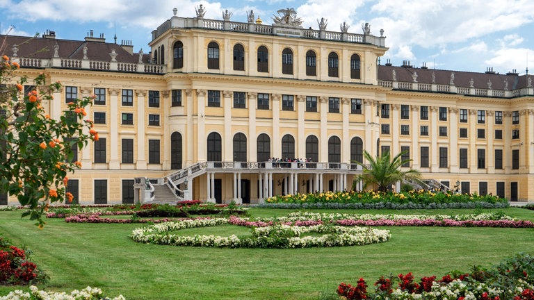 Österreich: Schloss Schönbrunn in Wien, gesehen vom Schlosspark. Aufnahmedatum 30. Juni 2021.