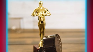 Eine Oscar-Statue mit Popcorn und Film