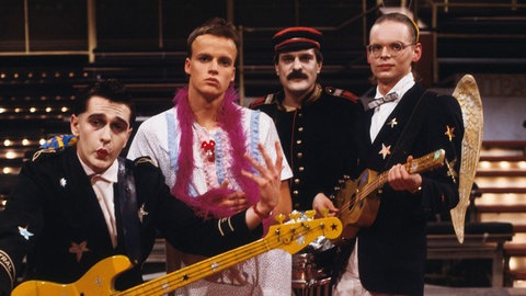 Hubert Kah und seine Band performen in ulkigen Outfits in der ZDF-Hitparade das Lied "Sternenhimmel".