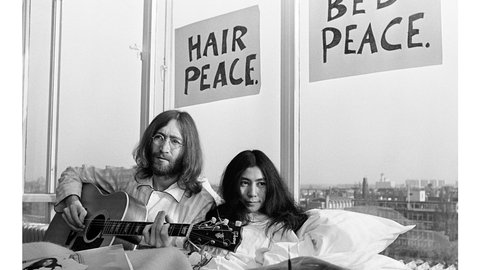 Musiker John Lennon und Künstlerin Yoko Ono im Bett während ihrer Aktion Hair Peace