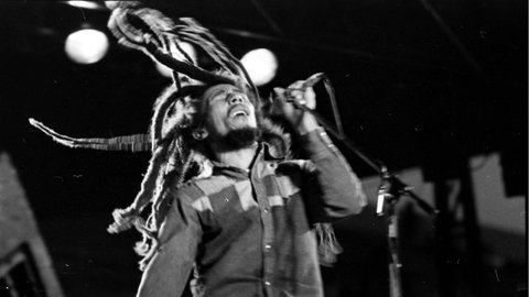 Sänger Bob Marley singt während eines Konzerts auf der Bühne
