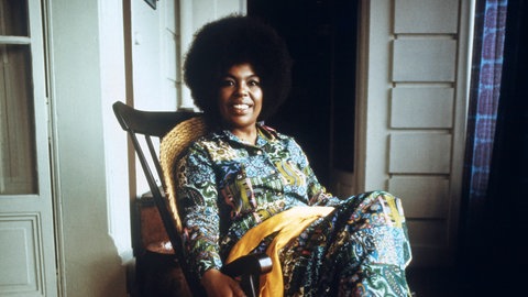 Soul-Sängerin und Pianistin Roberta Flack im Schaukelstuhl