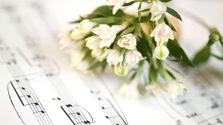 Blumenstrauß auf Notenblatt