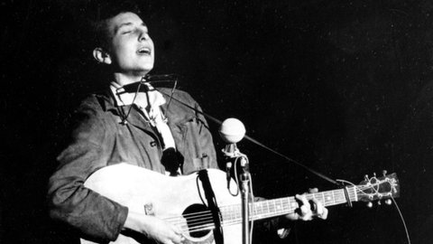 Bob Dylan bei einem Konzert 1963. | MTV Unplugged mit Bob Dylan: Nicht einfach nur ein Rückblick