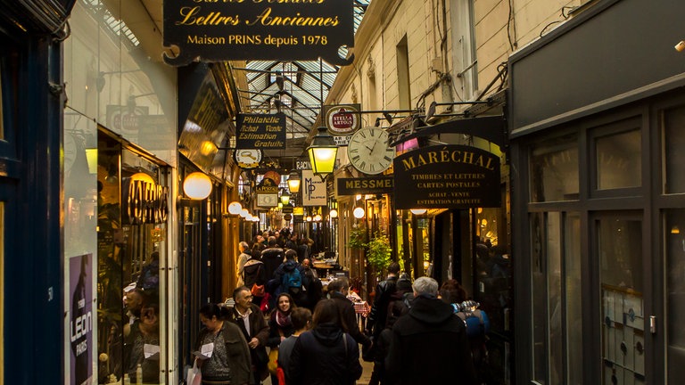 Die Passage des Panoramas ist eine überdachte Ladenpassage in Parisim 2. Arrondissement, zwischen dem Boulevard Montmartre im Norden und der Rue Saint-Martin im Süden. 