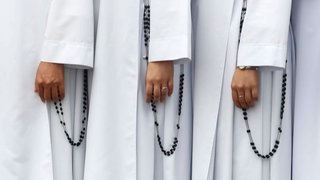 Dominikanische Schwestern halten Gebetsperlen, Vietnams; 2022