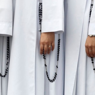 Dominikanische Schwestern halten Gebetsperlen, Vietnams; 2022