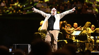 Herbert Grönemeyer live in der Münchener Olympiahalle — Die ARD widmet ihm die neue Dokumentation "Alles bleibt anders". 