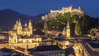  Beleuchtete Salzburger Altstadt und Festung Hohensalzburg bei Nacht
