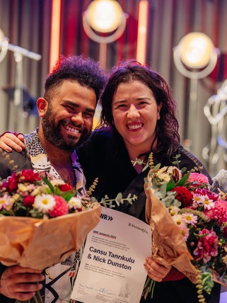 Cansu Tanrıkulu & Nick Dunston mit Blumensträußen