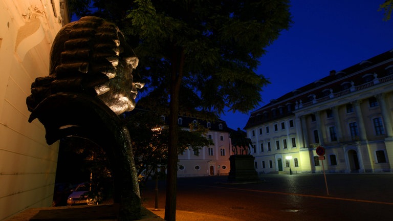 Büste des Johann Sebastian Bach in Weimar bei Nacht