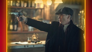 Episodencover zur Score Snacks Folge über "Peaky Blinders: Immortal Man". Thomas Shelby richtet eine Pistole auf ein Ziel außerhalb des Bildes. Ein Still aus der 6. Staffel von Peaky Blinders (2022)