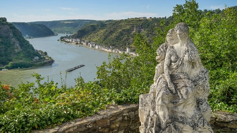 Die rund 130 Meter hohe Felswand liegt im UNESCO-Welterbe Oberes Mittelrheintal. In einem Märchen von Clemens Brentano saß hier eine schöne Nixe, kämmte sich die Haare und lockte die Schiffer in ihr Verderben.