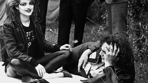 Nina Hagen sitzt vor ihrem Konzert auf der Loreley Freilichtbühne am 17. August 1978 auf der Wiese.