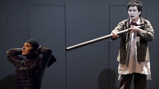 Kammeroper Berlin: Der Kaiser von Antlantis - oder die Todesverweigerung, Szene mit Narine Yeghiyan (als Bubikopf) und Kyungho Kim (als Soldat).