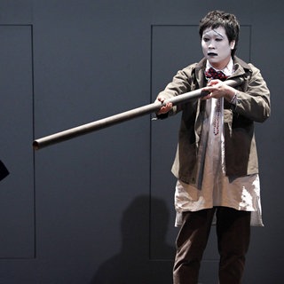 Kammeroper Berlin: Der Kaiser von Antlantis - oder die Todesverweigerung, Szene mit Narine Yeghiyan (als Bubikopf) und Kyungho Kim (als Soldat).