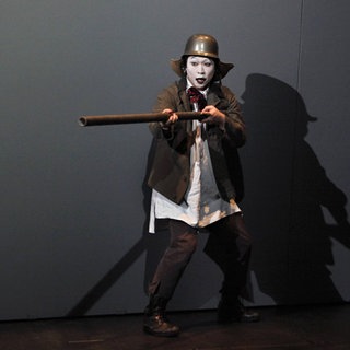 Szene mit Kyungho Kim (als Soldat) in: Der Kaiser von Atlantis, Staatsoper Unter den Linden Berlin 2013
