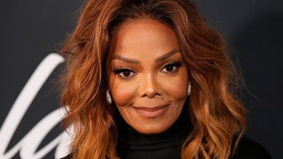 Janet Jackson bei einer Gala im Herbst 2025. | Riesenkarriere mit Nipplegate-Knick: Janet Jackson feiert 60. Geburtstag