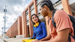 Zwei junge Studenten unterhalten sich freundlich