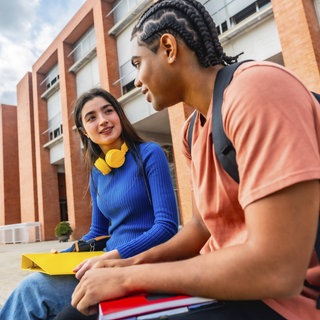 Zwei junge Studenten unterhalten sich freundlich