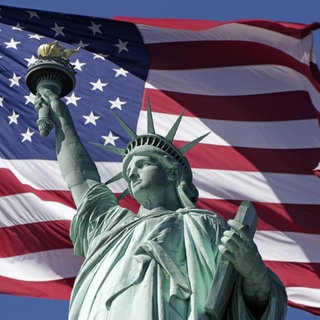 Freiheitsstatue, Montage mit amerikanischer Flagge, Staten Island, New York City, USA.