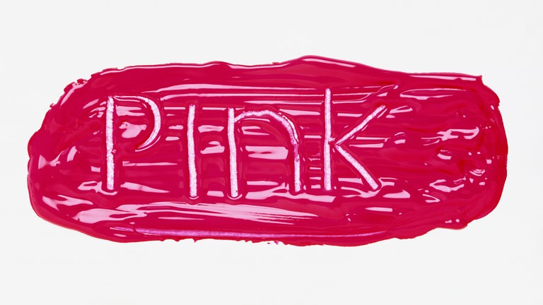 "Schocking Pink" - Das Wort Pink mit weißer Kreide auf schockrosa Farbe aufgetragen.