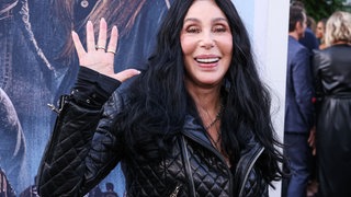 Cher versprüht immer noch gute Laune wie hier, 2024 in Hollywood. | Pop-Ikone Cher feiert 80. Geburtstag